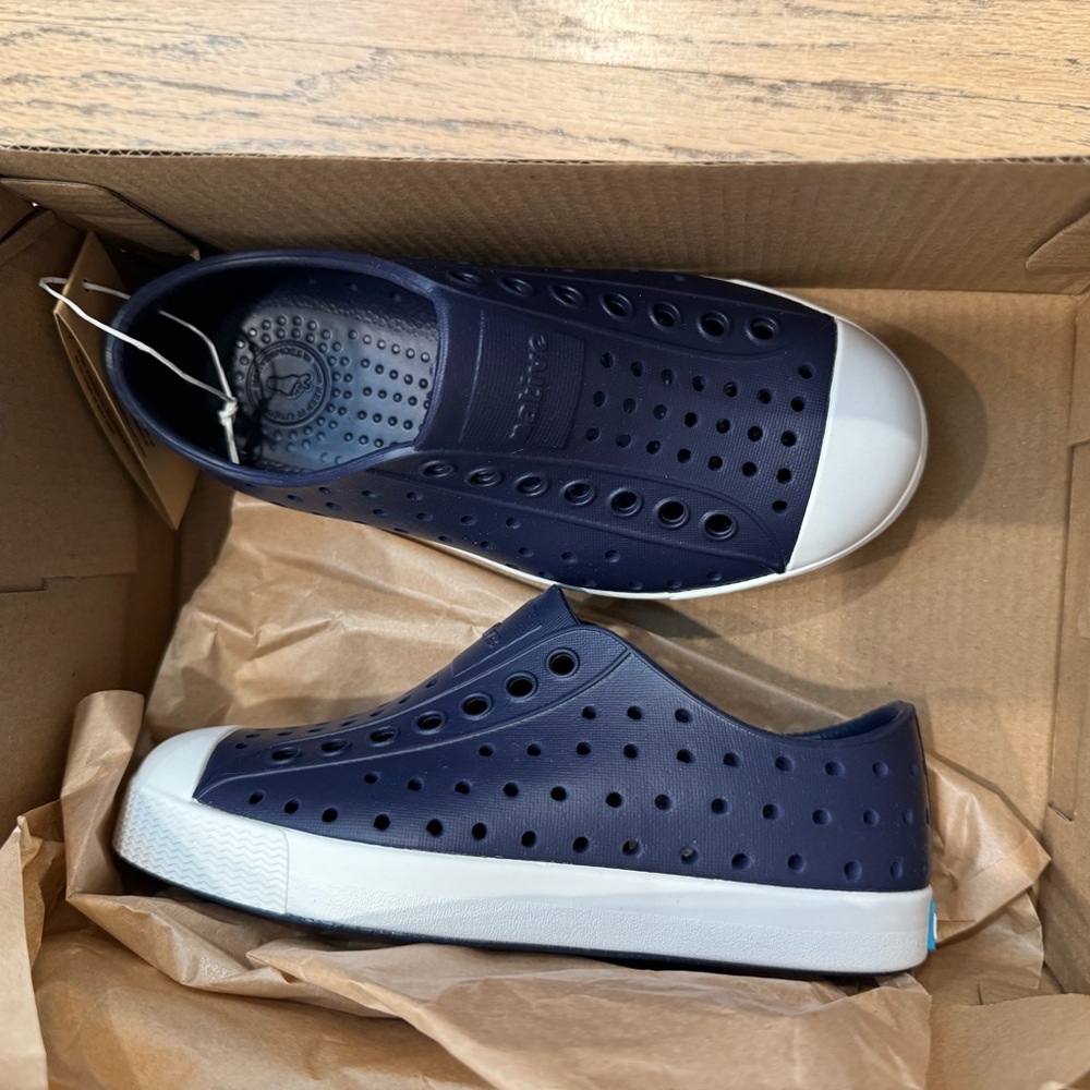 Native Jefferson kids shoes size 10 Navy NEW